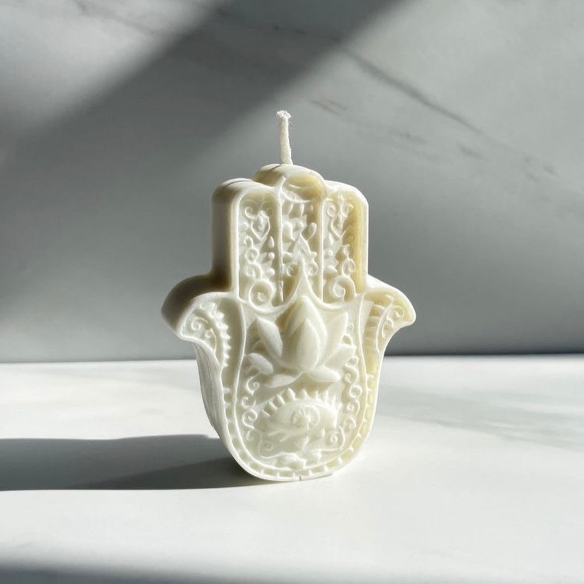 Bougie parfumée artisanale main de fatma sur fond blanc
