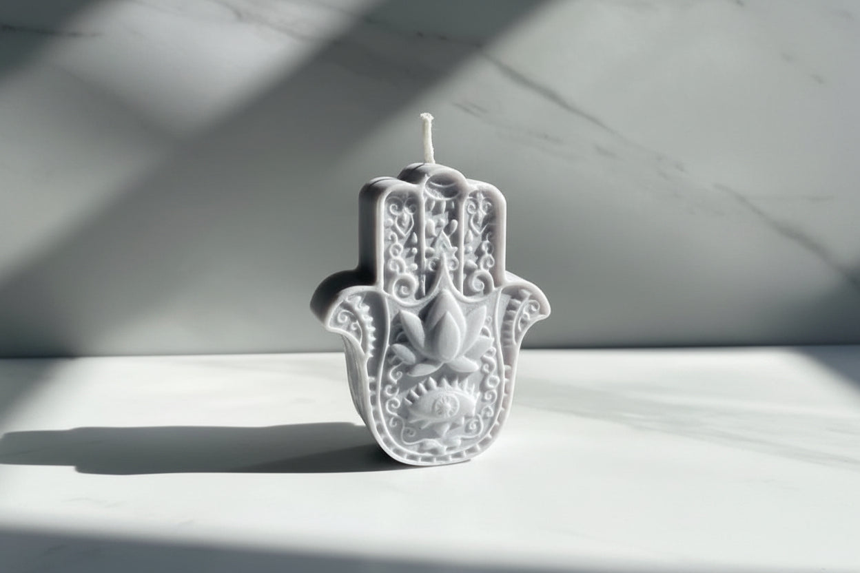 Bougie parfumée artisanale Main de Fatma Gris sur fond blanc
