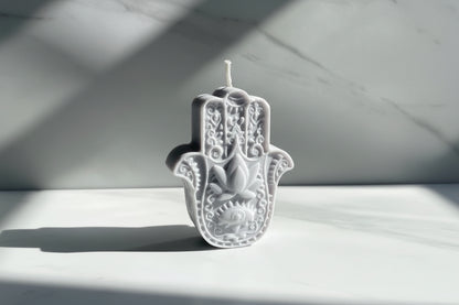 Bougie parfumée artisanale Main de Fatma Gris sur fond blanc

