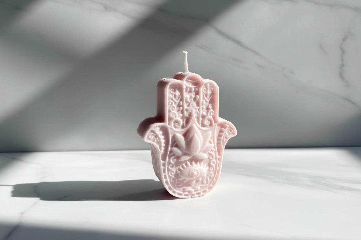 Bougie parfumée artisanale Main de Fatma rose sur fond marbré
