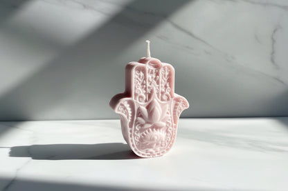 Bougie parfumée artisanale Main de Fatma rose sur fond marbré
