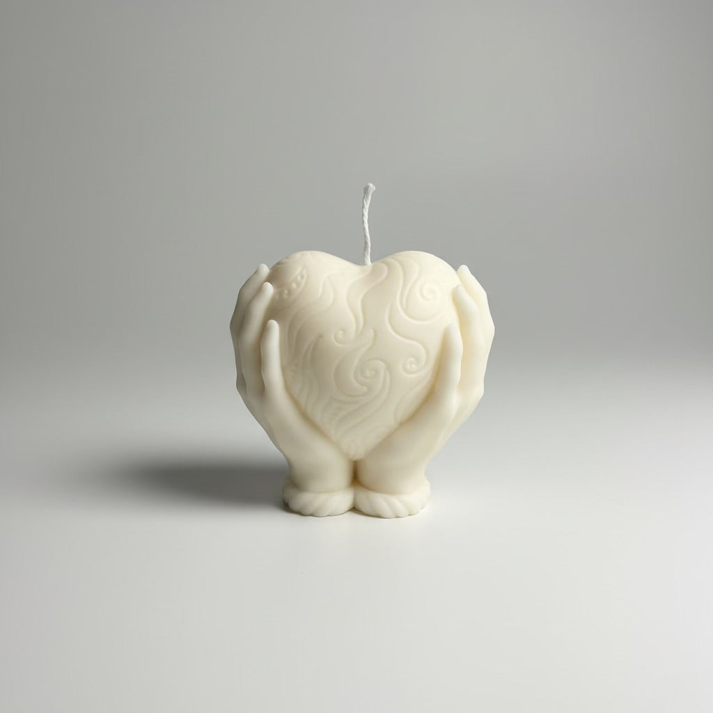 Bougie parfumée artisanale forme coeur dans les mains