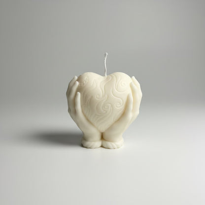 Bougie parfumée artisanale forme coeur dans les mains