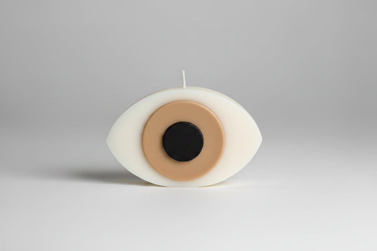 Bougie parfumée artisanale oeil marron sur fond blanc