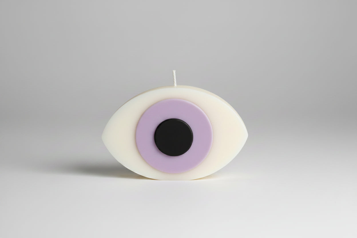 Bougie parfumée artisanale oeil mauve sur fond blanc