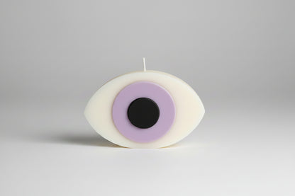 Bougie parfumée artisanale oeil mauve sur fond blanc