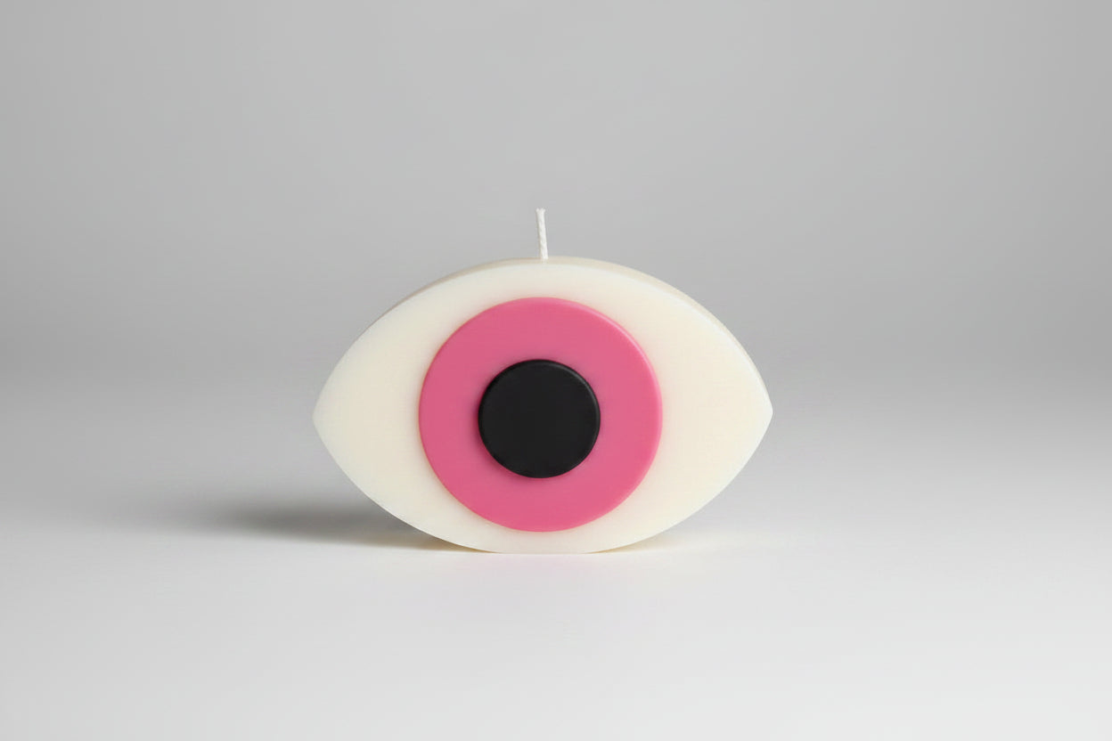 Bougie parfumée artisanale oeil rose sur fond blanc