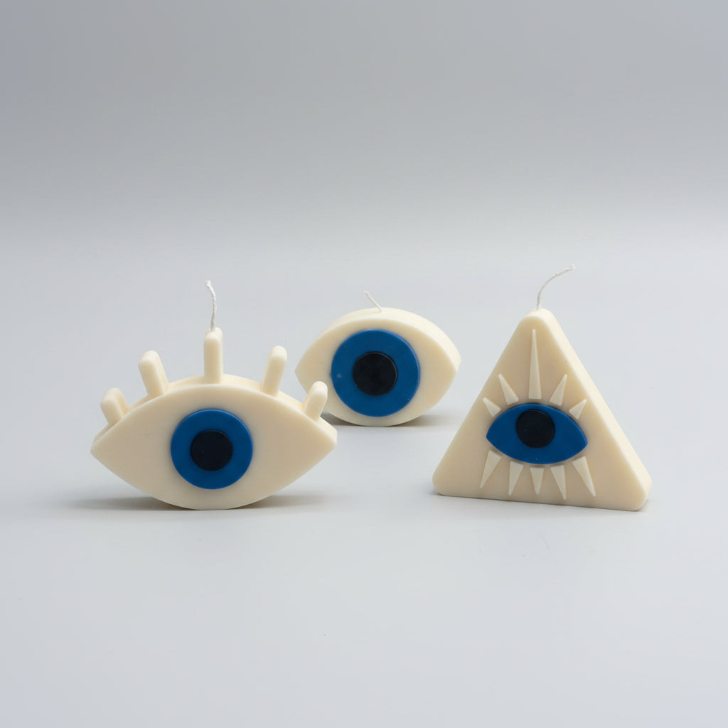 Bougie parfumée artisanale oeil bleu sur fond blanc
