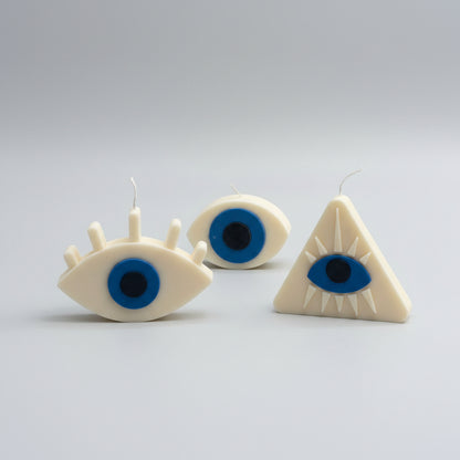 Bougie parfumée artisanale oeil bleu sur fond blanc
