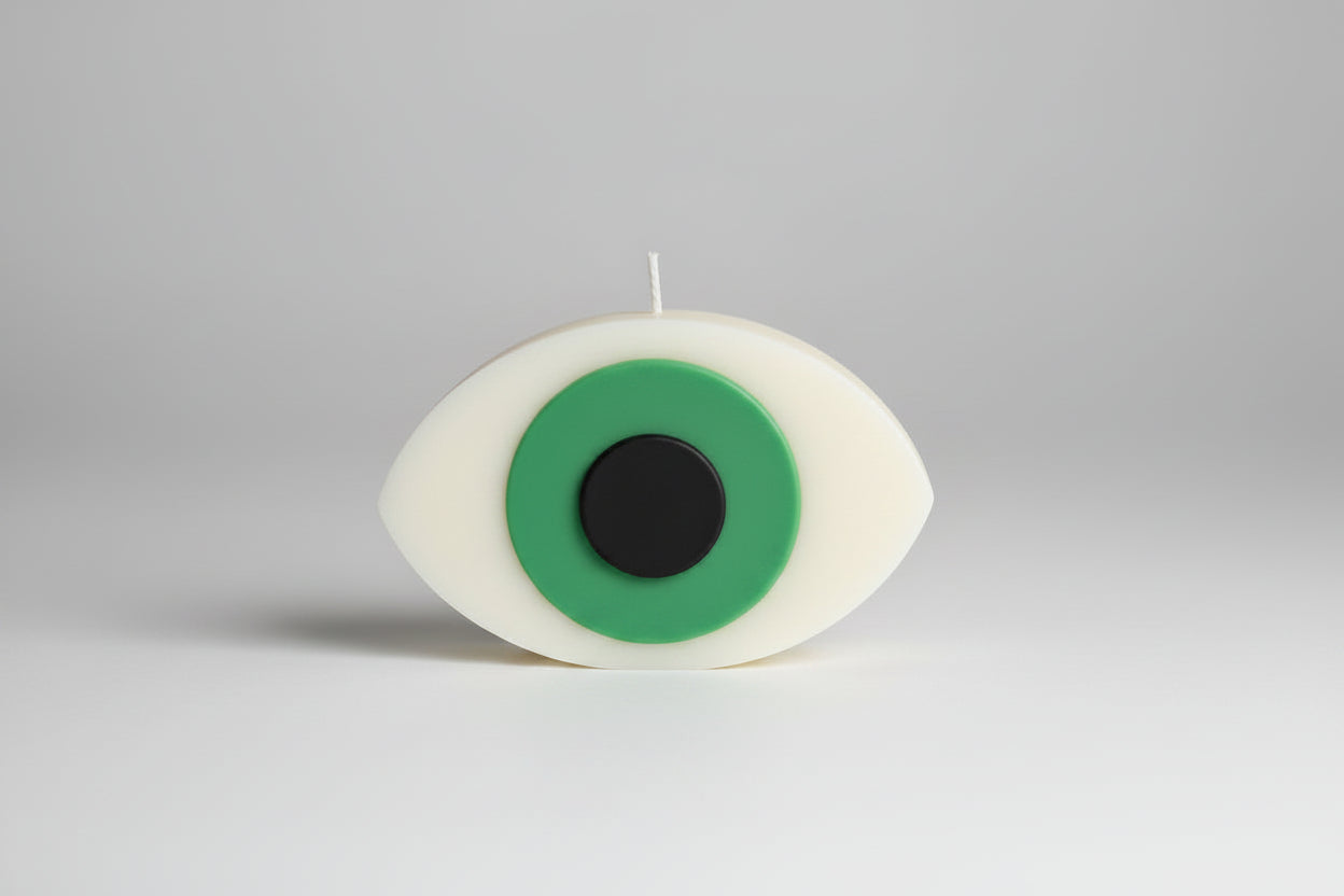 Bougie parfumée artisanale oeil vert sur fond blanc