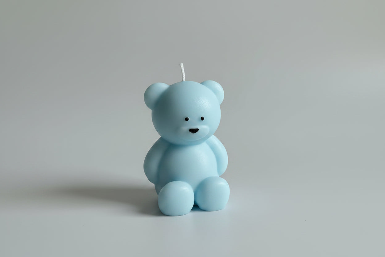 Bougie parfumée artisanale ourson bleu sur fond blanc