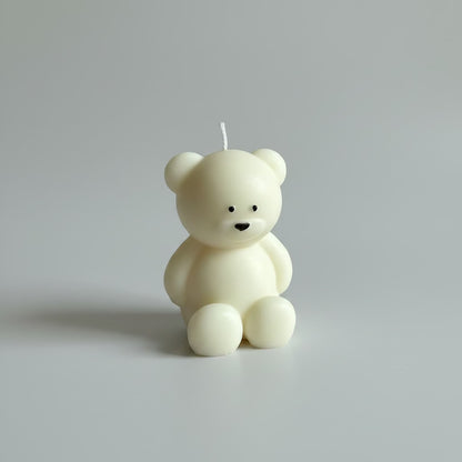 Bougie parfumée artisanale ourson sur fond blanc