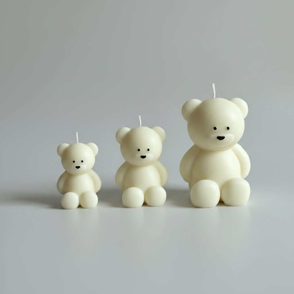 Bougie parfumée artisanale ourson crème sur fond blanc