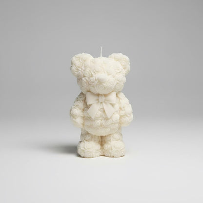 Bougie parfumée artisanale ourson fleuri crème sur fond blanc