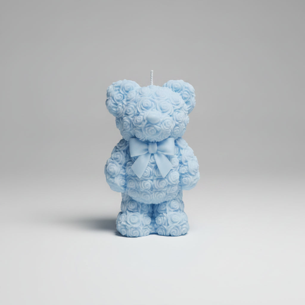 Bougie parfumée artisanale ourson fleuri bleu sur fond blanc