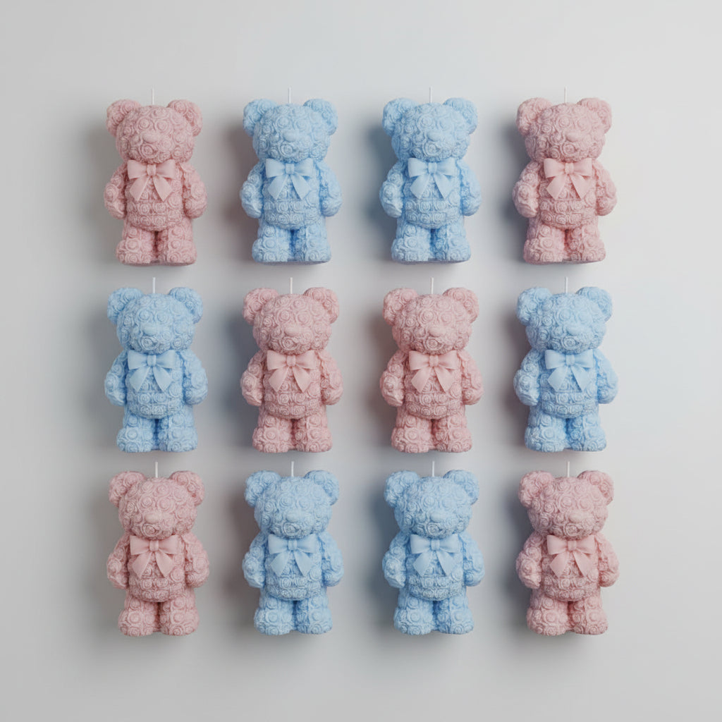 Bougie parfumée artisanale ourson fleuri bleu et rose sur fond blanc pour évènement