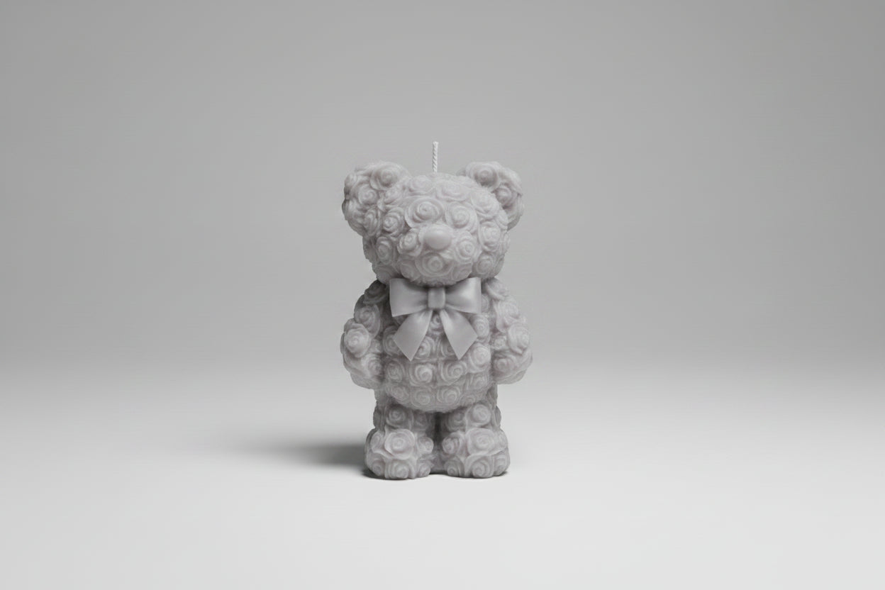 Bougie parfumée artisanale ourson fleuri gris sur fond blanc