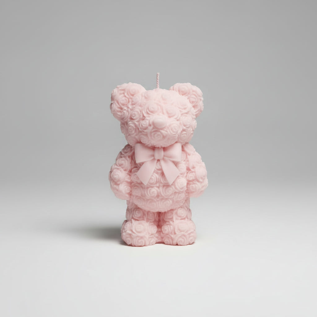 Bougie parfumée artisanale ourson fleuri rose sur fond blanc