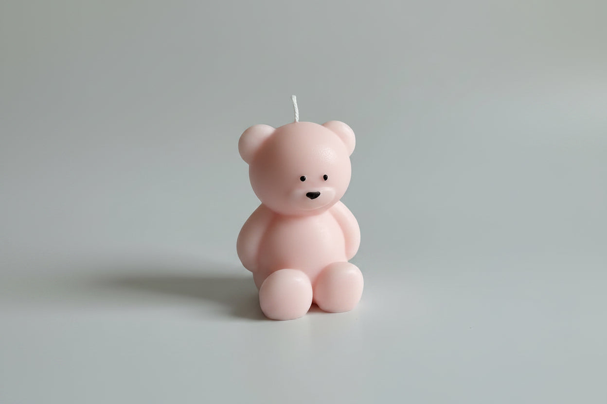 Bougie parfumée artisanale ourson rose sur fond blanc