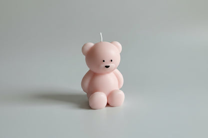 Bougie parfumée artisanale ourson rose sur fond blanc