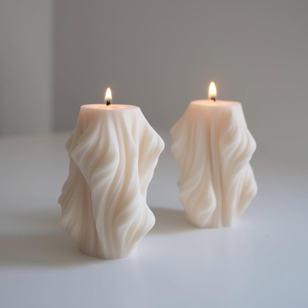 Bougie parfumée artisanale forme pilier torsadée crème