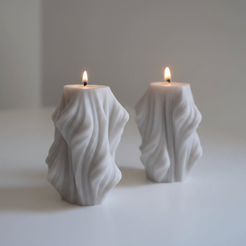 Bougie parfumée artisanale forme pilier torsadé grise