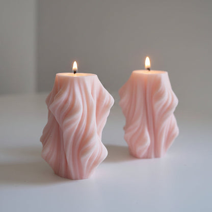Bougie parfumée artisanale forme pilier torsadé rose