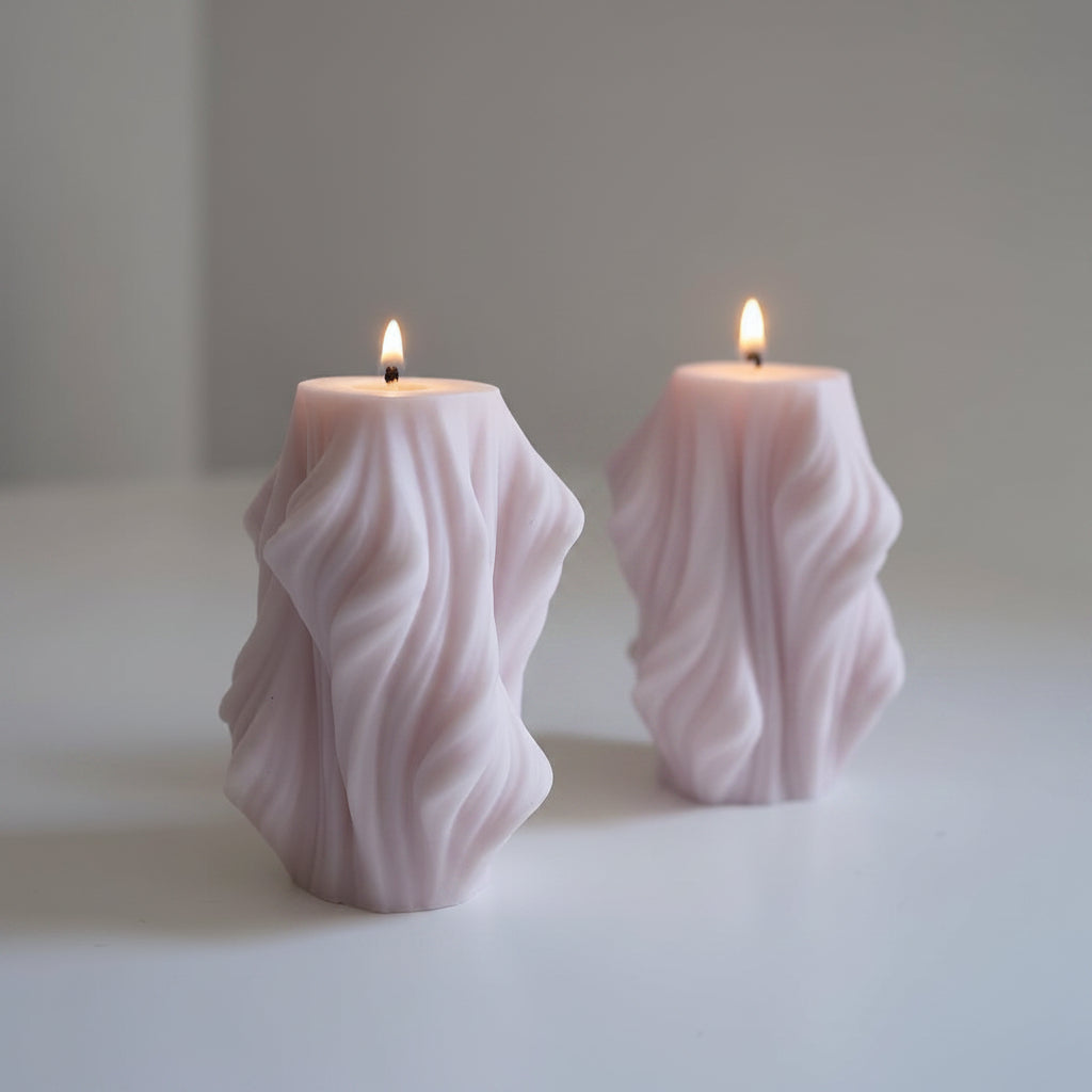 Bougie parfumée artisanale forme pilier torsadé violet