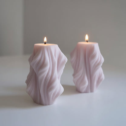 Bougie parfumée artisanale forme pilier torsadé violet