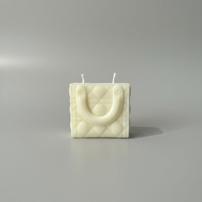 Bougie parfumée artisanale Sac book mini crème sur fond blanc