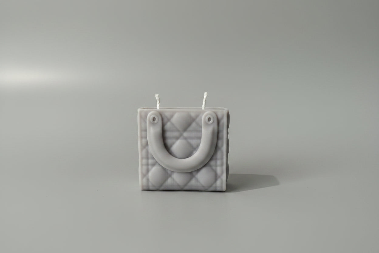Bougie parfumée artisanale Sac book mini gris sur fond blanc
