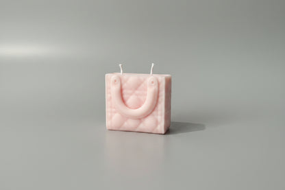 Bougie parfumée artisanale Sac book mini rose sur fond blanc