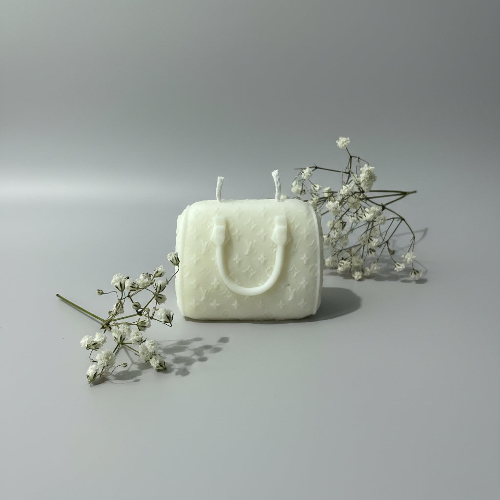Bougie parfumée artisanale forme sac
de voyage creme