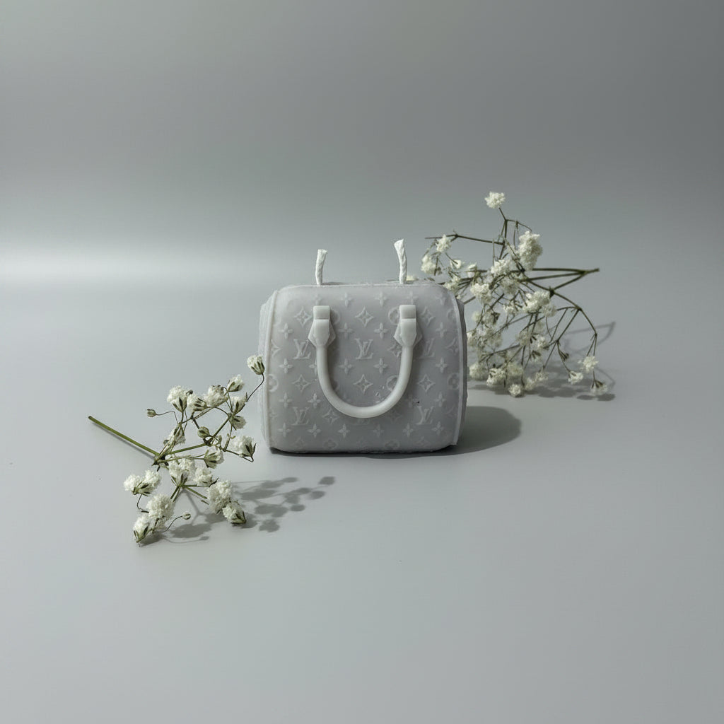 Bougie parfumée artisanale forme sac
de voyage gris