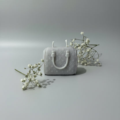 Bougie parfumée artisanale forme sac
de voyage gris