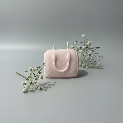 Bougie parfumée artisanale forme sac
de voyage rose