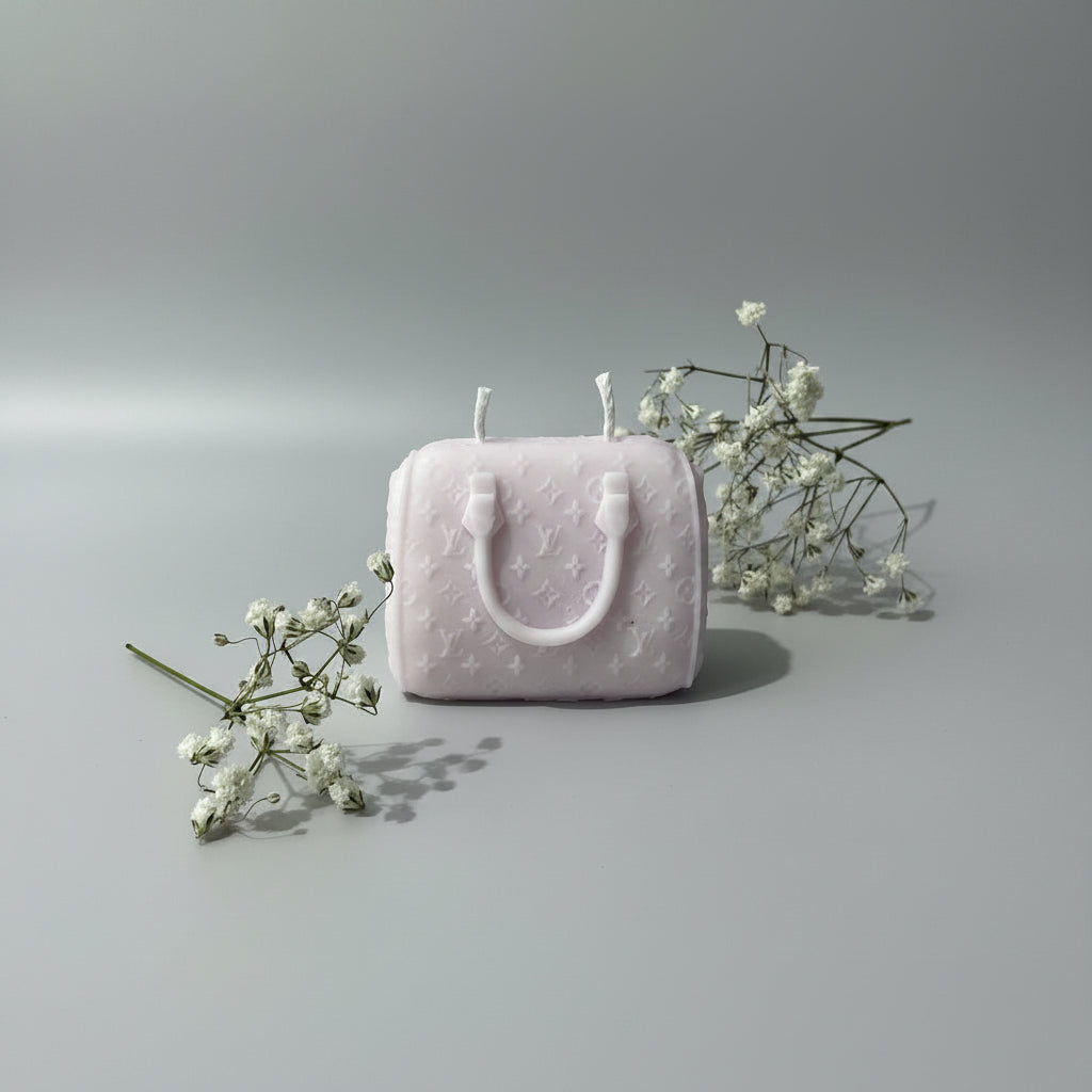 Bougie parfumée artisanale forme sac
de voyage violet