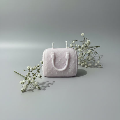 Bougie parfumée artisanale forme sac
de voyage violet