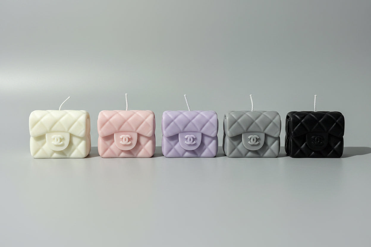 Bougie parfumée artisanale forme sac
rose, violet, gris, noir et crème