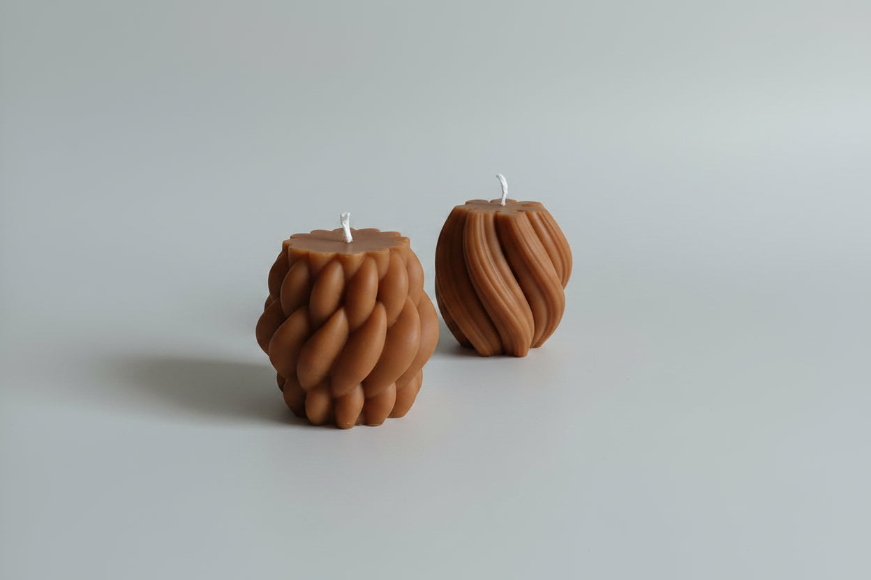 Bougie parfumée artisanale tressée marron sur fond blanc