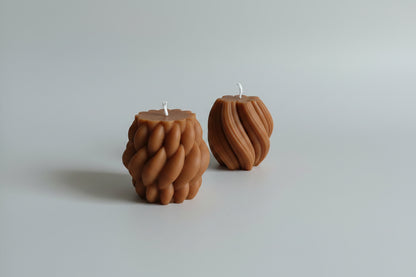 Bougie parfumée artisanale tressée marron sur fond blanc