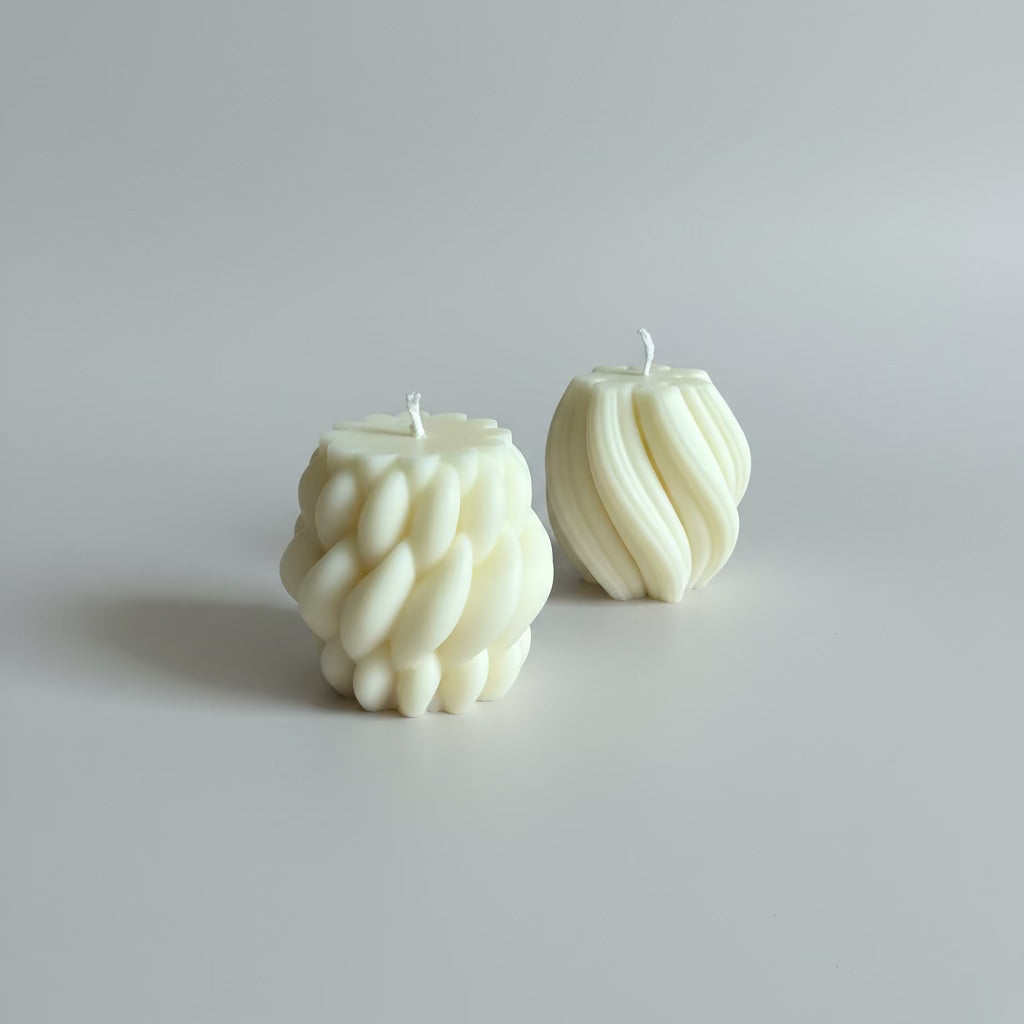 Bougie parfumée artisanale tressée crème sur fond blanc