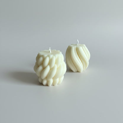 Bougie parfumée artisanale tressée crème sur fond blanc