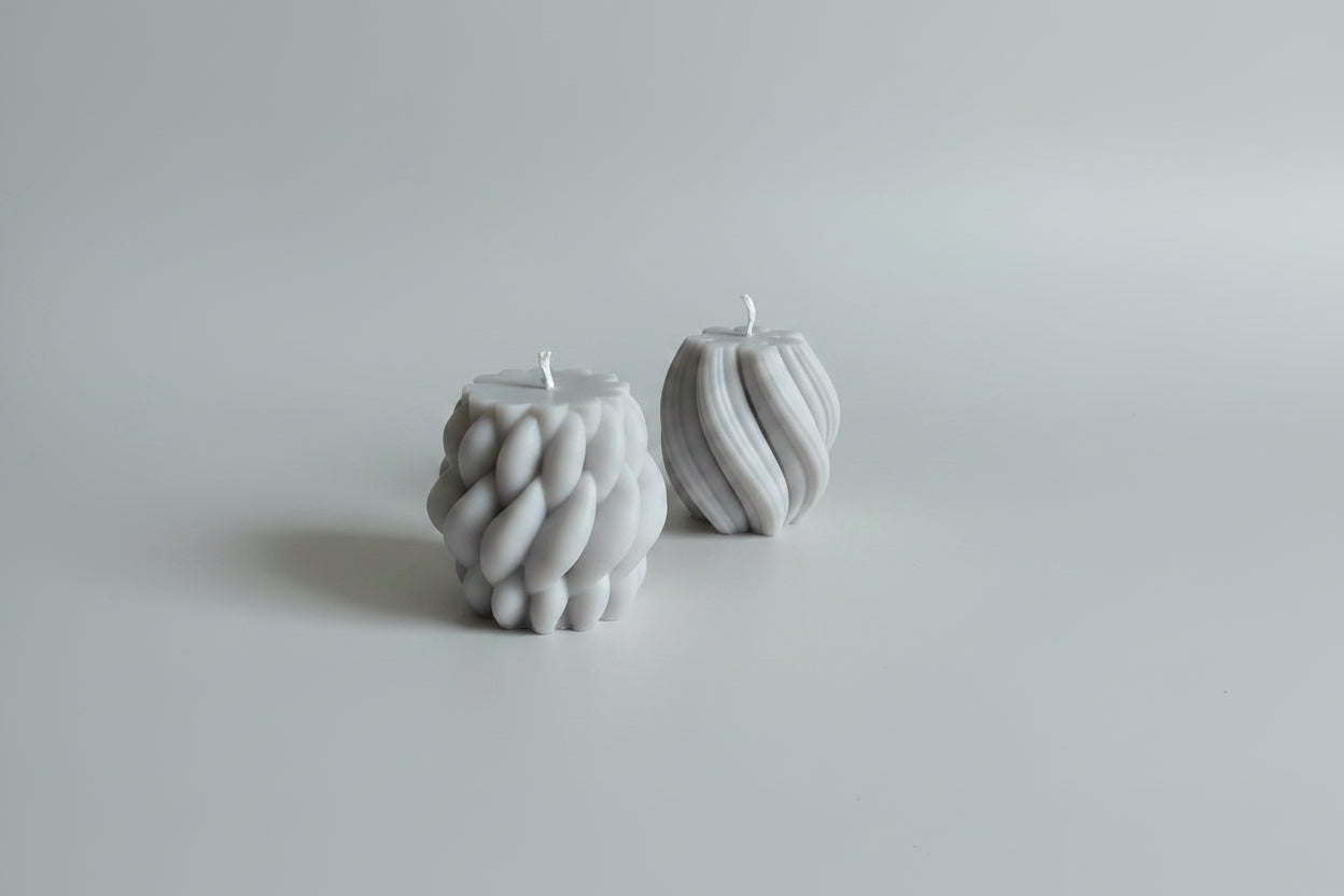 Bougie parfumée artisanale tressée gris sur fond blanc
