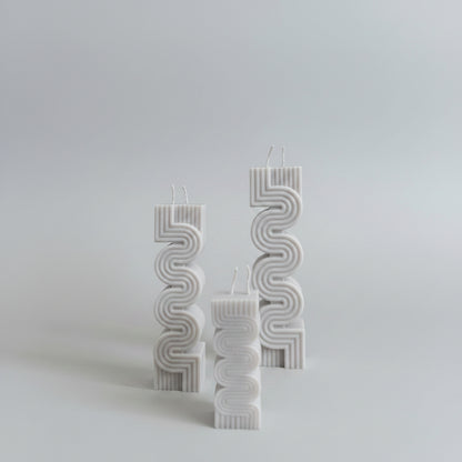 Bougie parfumée artisanale pilier havdala gris dans un fond blanc