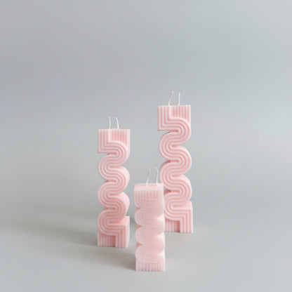 Bougie parfumée artisanale pilier havdala rose dans un fond blanc