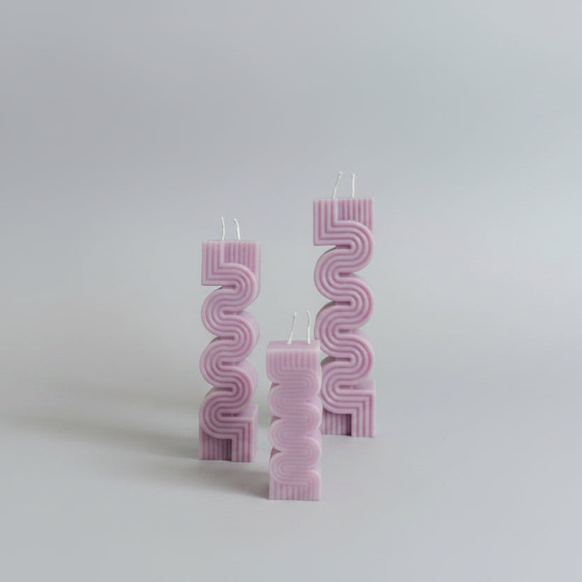 Bougie parfumée artisanale pilier havdala violet dans un fond blanc