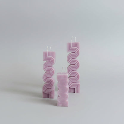 Bougie parfumée artisanale pilier havdala violet dans un fond blanc