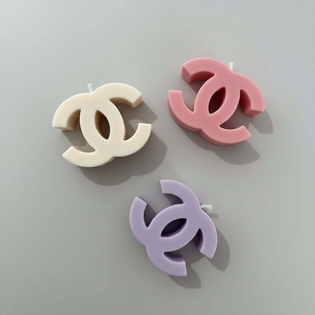 Bougie parfumée artisanale forme initiale double C blanc, rose et violet
