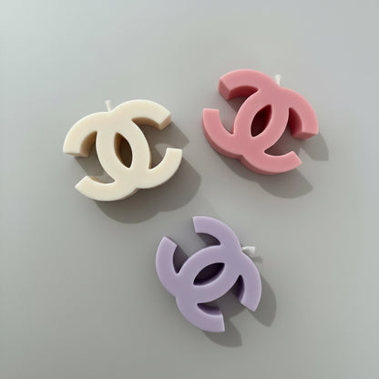 Bougie parfumée artisanale forme initiale double C blanc, rose et violet
